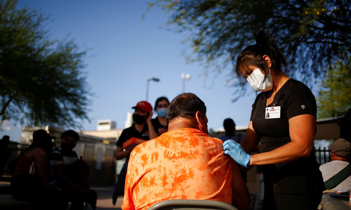 Latinos viajam aos Estados Unidos em busca de imunização