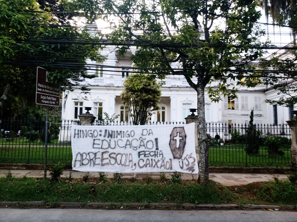 Ação simbólica contra a volta às aulas