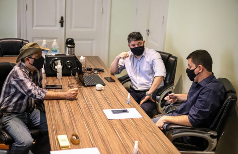 Prefeito interino Hingo Hammes assina lei do Castramóvel