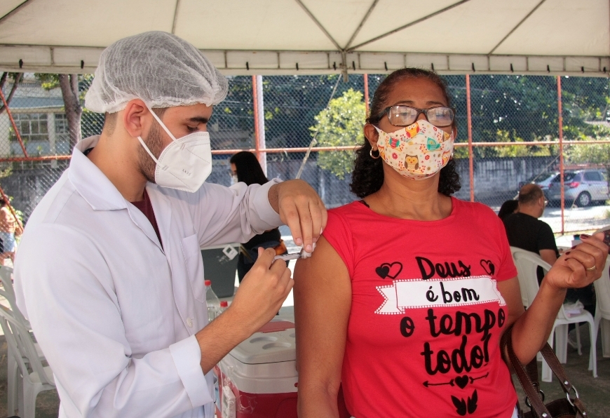 Nova Iguaçu inicia imunização com Pfizer. Cidade segue vacinando com segunda dose da Coronavac/Sinovac