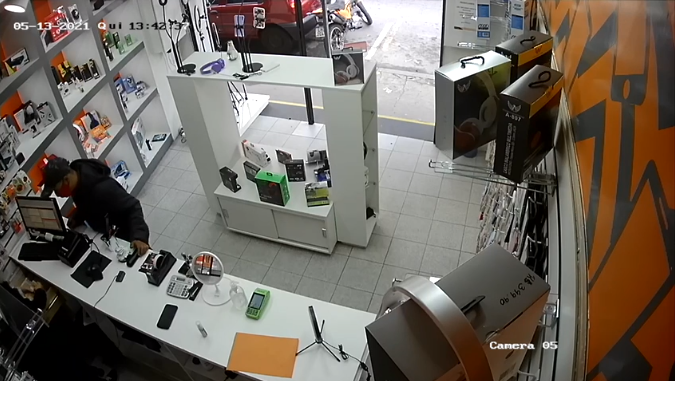 Loja de conserto e itens de celular é assaltada no Centro