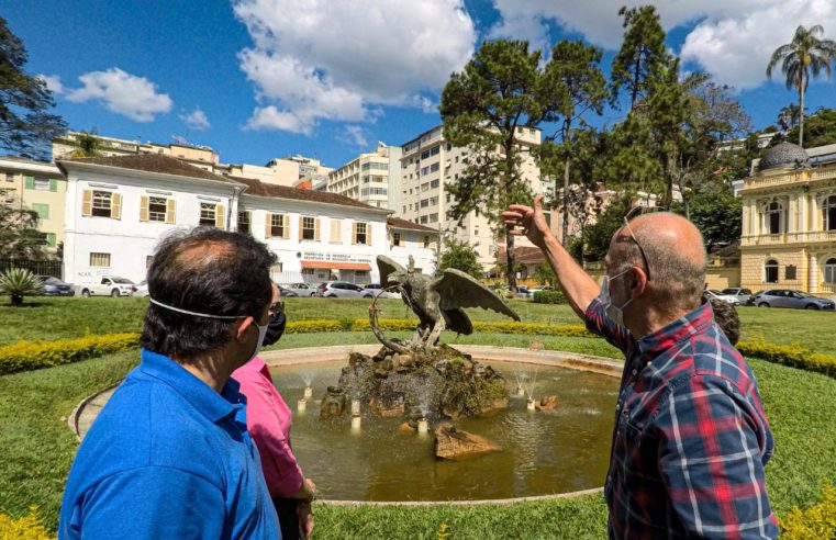 Restauradores fazem vistoria técnica no chafariz da Praça Visconde de Mauá