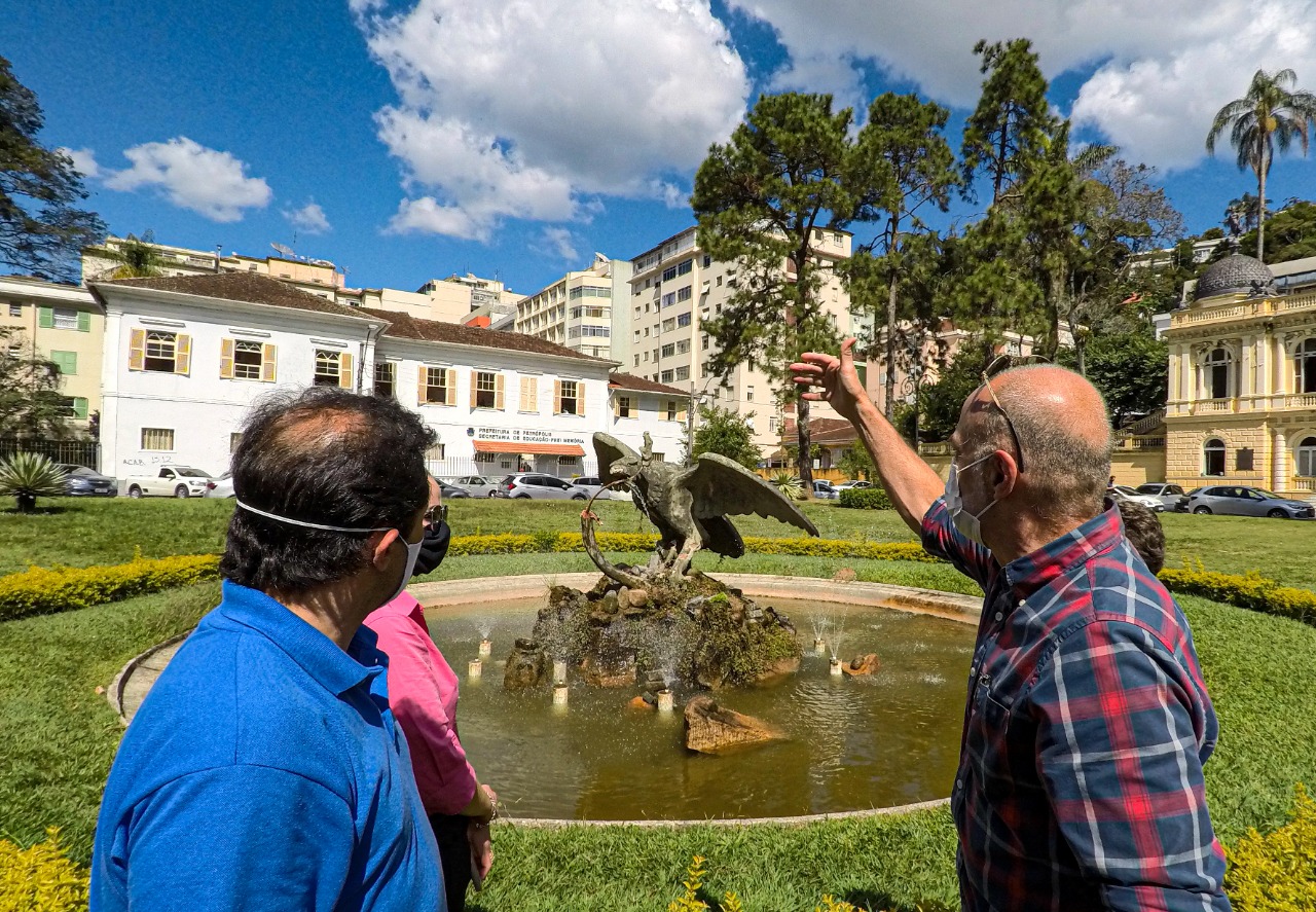 Restauradores fazem vistoria técnica no chafariz da Praça Visconde de Mauá