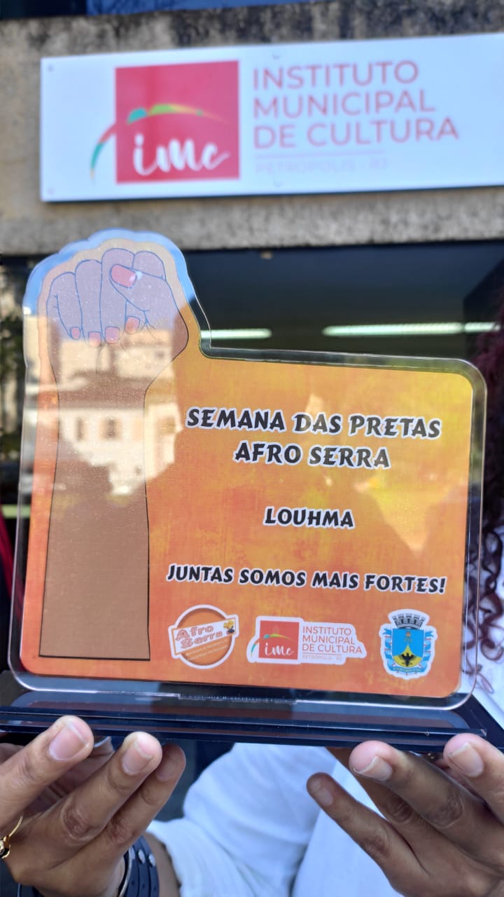 Prefeito interino Hingo Hammes entrega premiação para mulheres da Semana das Pretas Afro Serra