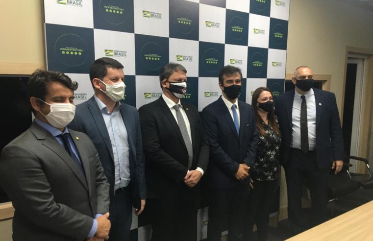 Ministro da Infraestrutura anuncia suspensão das ordens de demolição de casas na BR-040