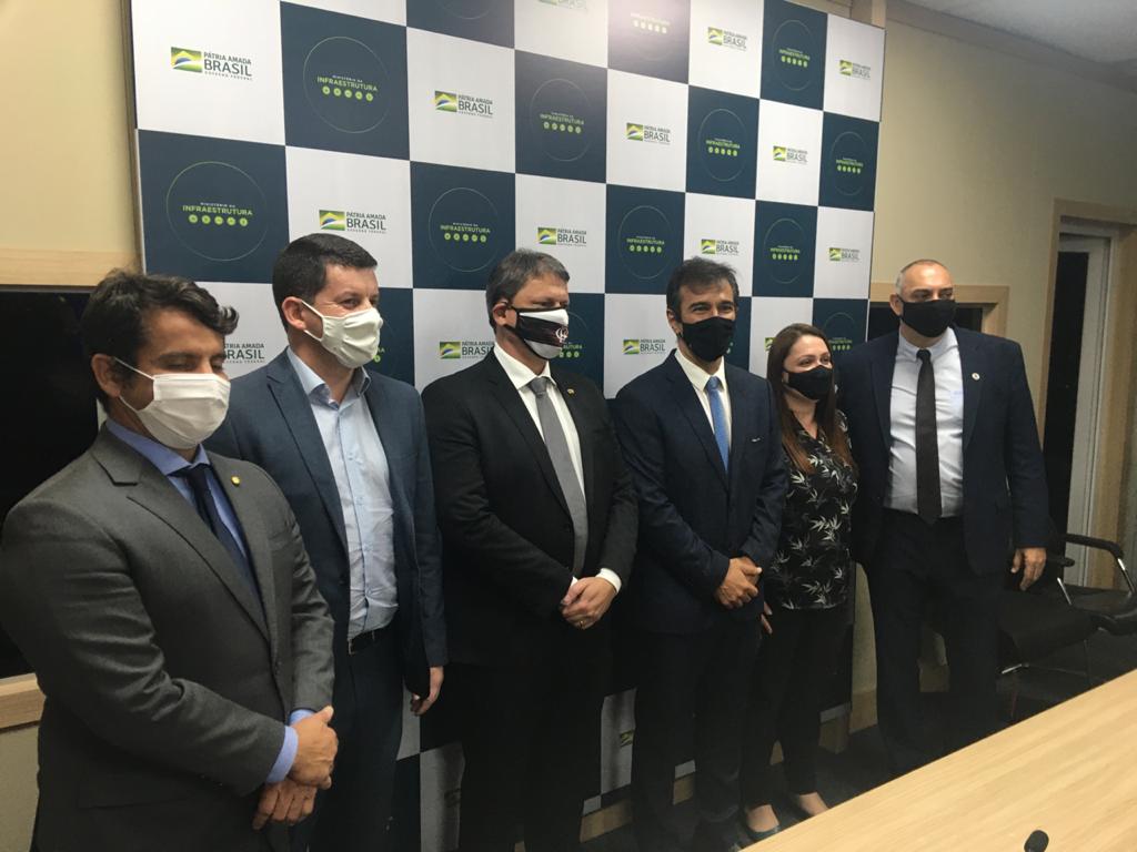 Ministro da Infraestrutura anuncia suspensão das ordens de demolição de casas na BR-040