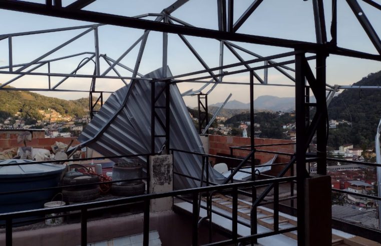 Ventos fortes em Petrópolis derrubam telhado de projeto social no Morro da Oficina