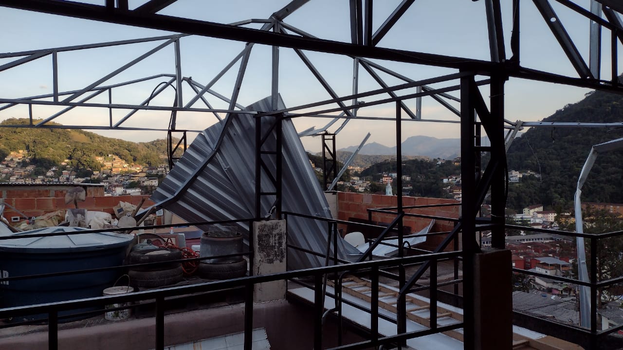 Ventos fortes em Petrópolis derrubam telhado de projeto social no Morro da Oficina
