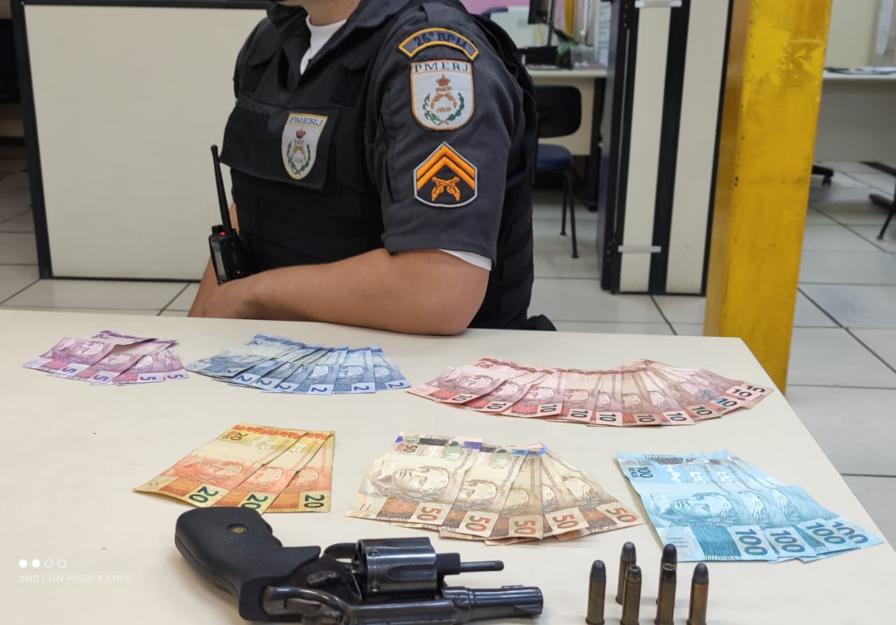 Polícia Militar apreende arma com homem no Quitandinha