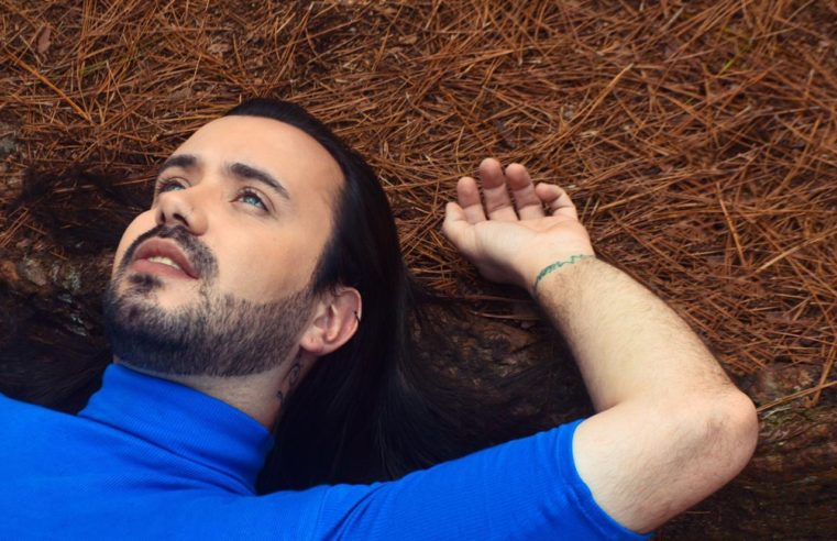 Cantor Raphael Carius celebra sucesso de “Queda Livre”