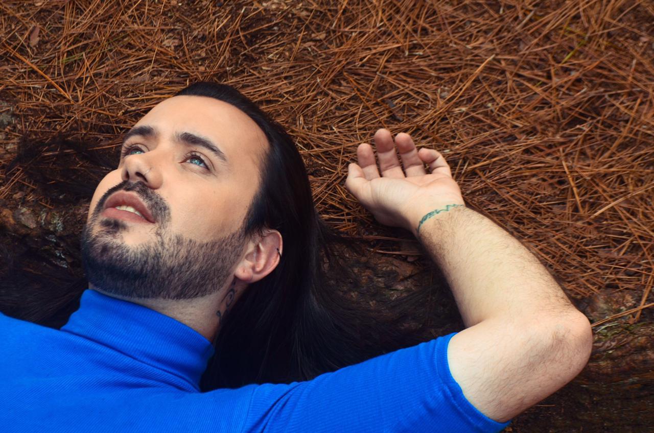 Cantor Raphael Carius celebra sucesso de “Queda Livre”