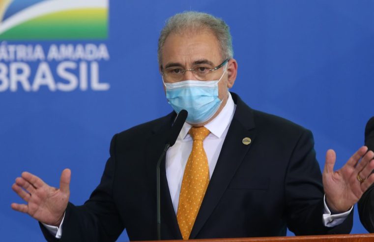 Vacina é esperança para pôr fim à pandemia, diz Queiroga