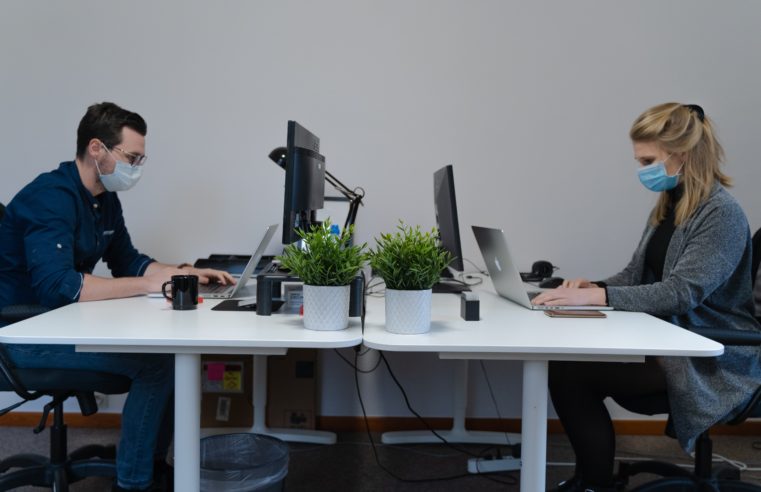 Pesquisa revela que 21 mil pessoas pegaram covid-19 em ambientes de trabalho em 2020