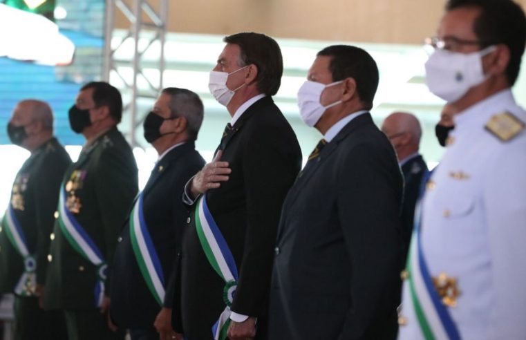 Governo “joga dentro das quatro linhas” da Constituição, diz Bolsonaro