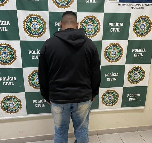 Jovem flagrado com drogas é preso pela Polícia Civil.