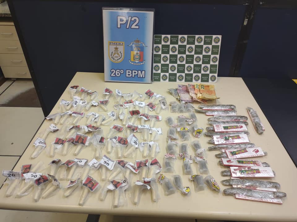 Menor é apreendido após ser flagrado com drogas