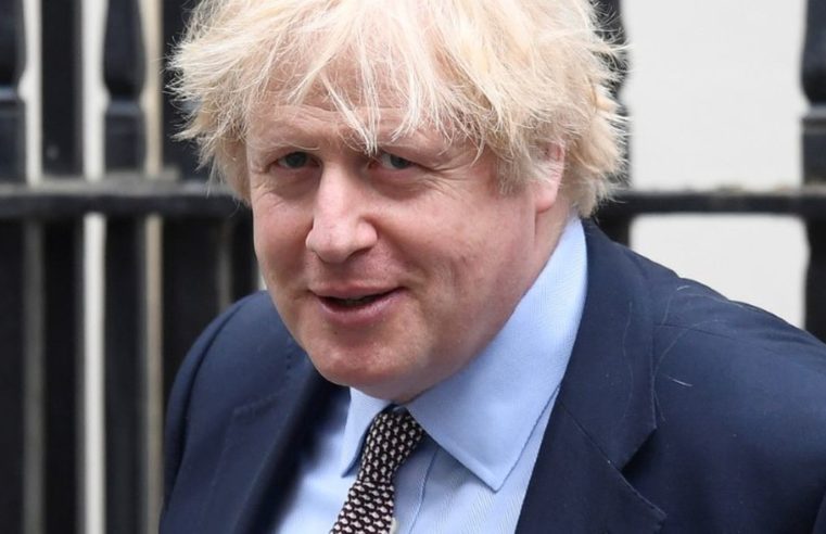 Premiê britânico adia relaxamento de lockdown em um mês