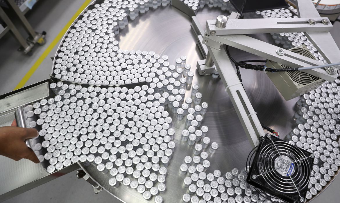 Butantan entrega 800 mil doses de vacinas contra a covid-19 ao PNI