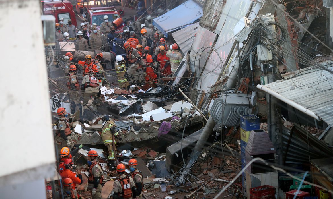Prefeitura do Rio demole terraço de prédio afetado por desabamento