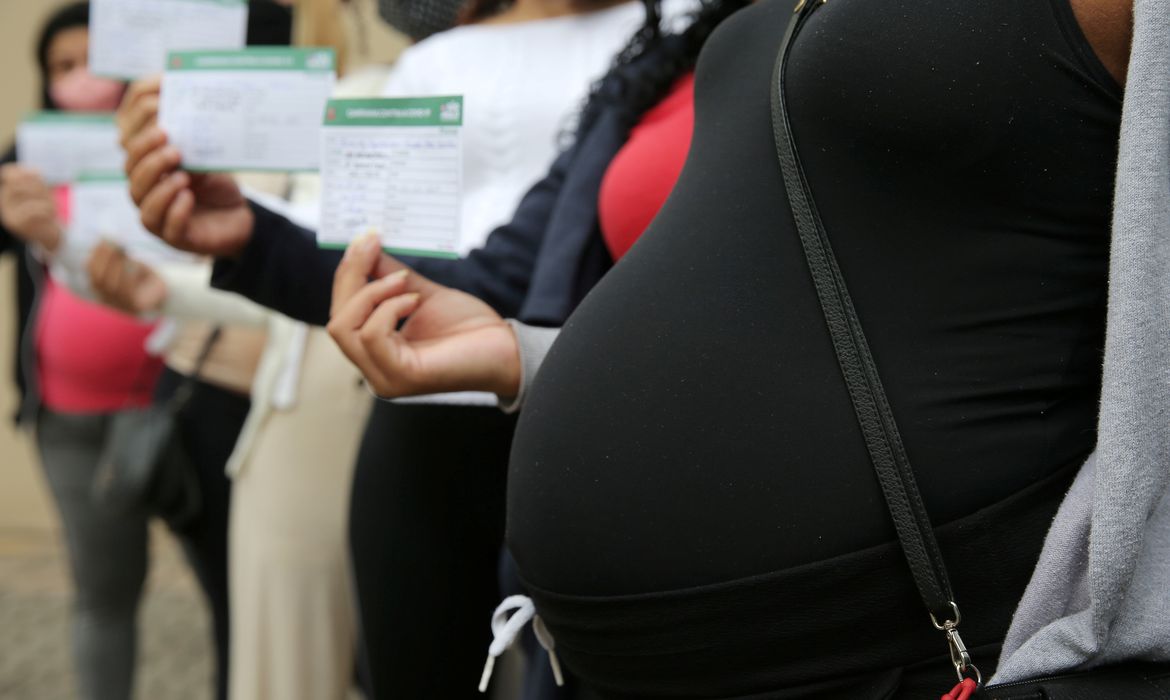 Covid-19: Rio de Janeiro vacina gestantes e puérperas com comorbidades