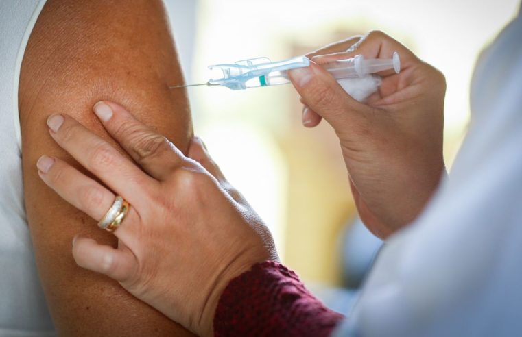 Ministério da Saúde recebe 1 milhão de doses de vacina contra covid-19