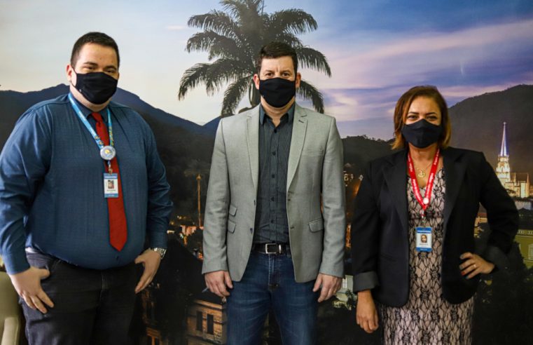 Prefeito interino Hingo Hammes recebe representantes do Magazine Luiza