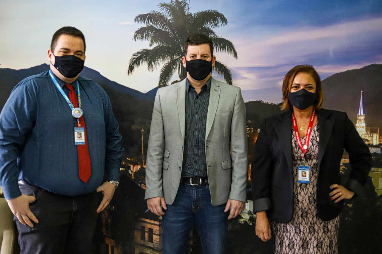 Prefeito interino Hingo Hammes recebe representantes do Magazine Luiza