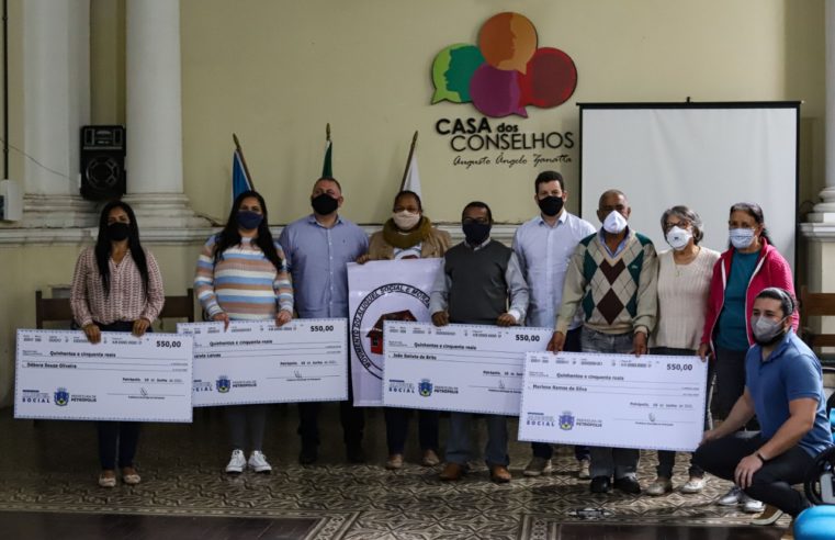 Cheques simbólicos do Auxílio Aluguel com nova valor de R$ 550 são entregues