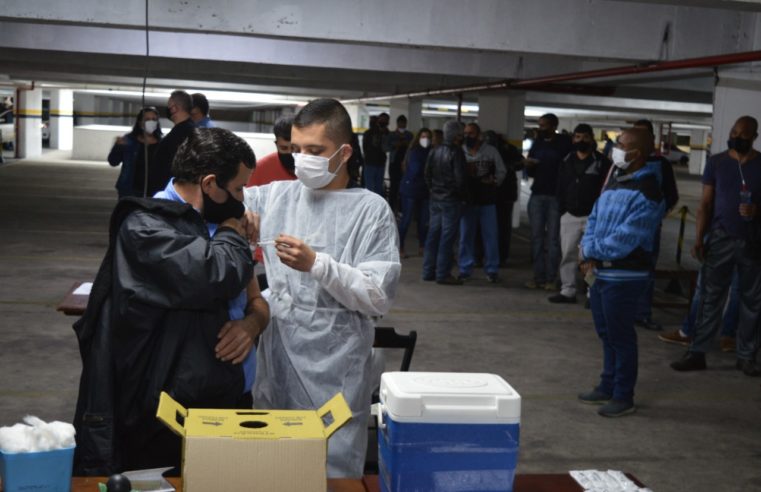 Mutirão de vacinação de rodoviários do transporte coletivo contra a Covid-19, começou na manhã deste sábado