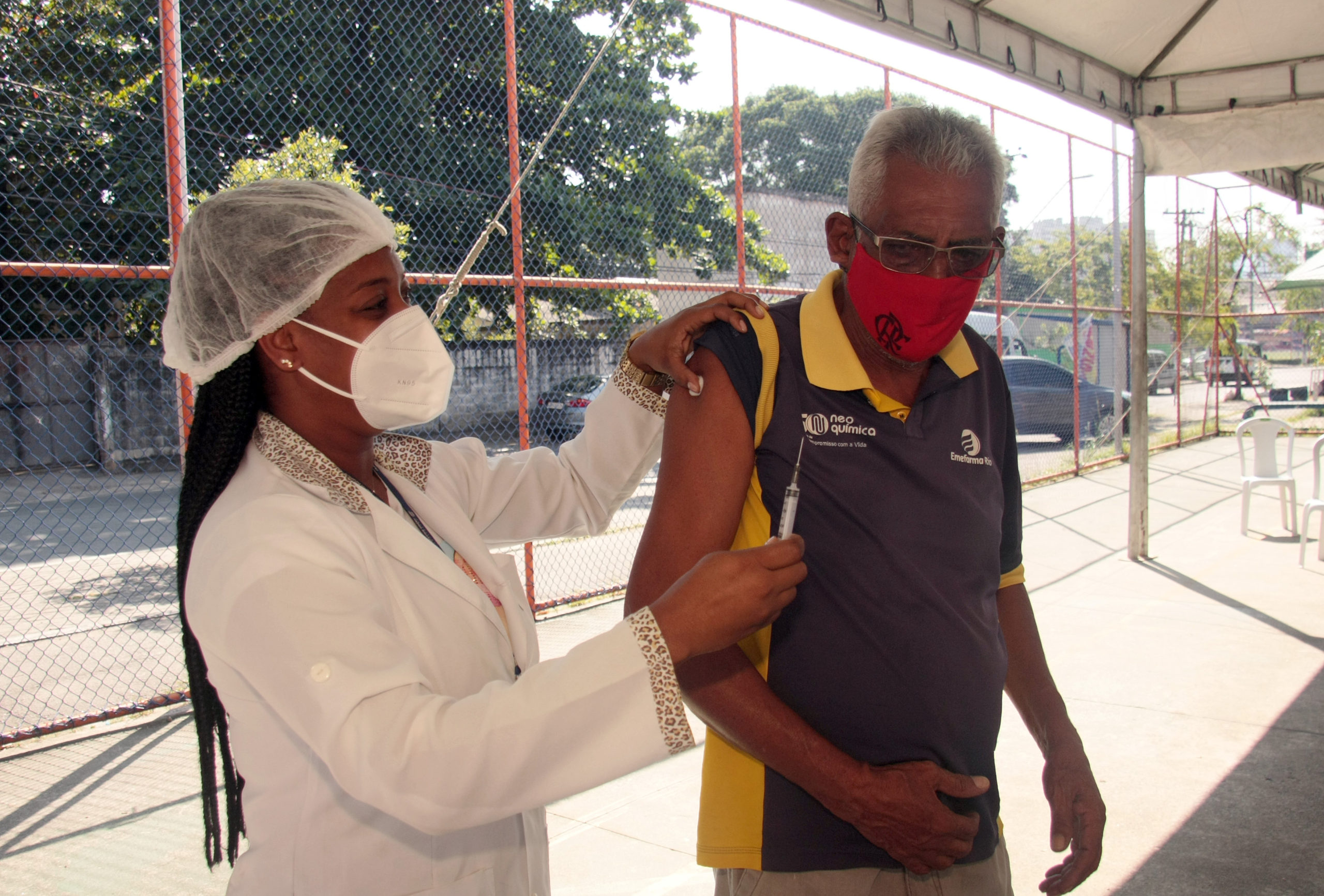 Nova Iguaçu vacina neste sábado (5/6) profissionais da rede privada de educação, pessoas de 58 anos e faz repescagem nos demais grupos