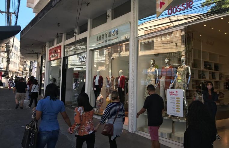 Rua Teresa com lojas abertas no feriado de Corpus Christi
