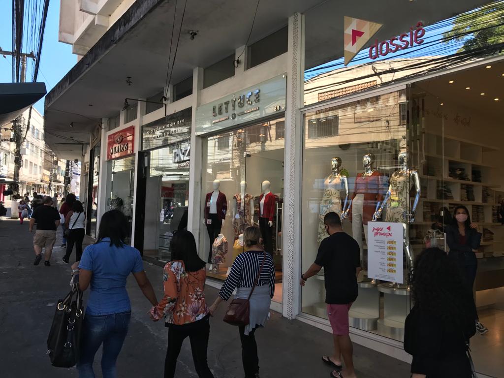 Rua Teresa com lojas abertas no feriado de Corpus Christi
