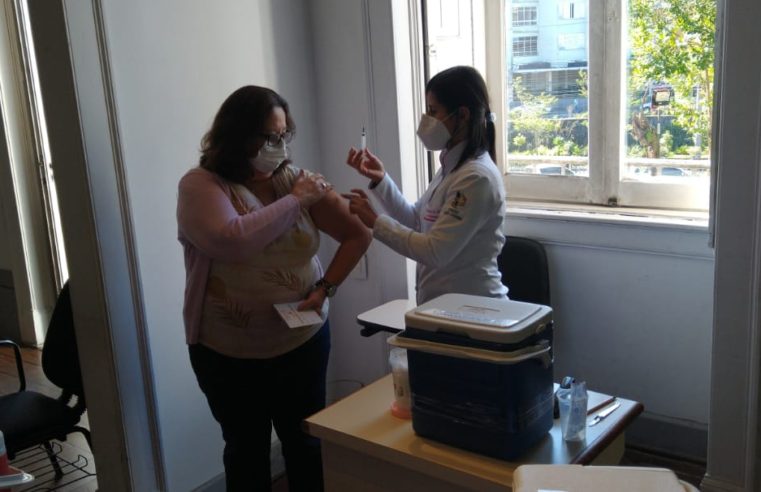 Vacinação avança: primeiro dia de imunização para os profissionais que atuam na Educação Infantil