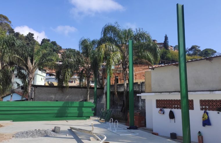 Cobertura da quadra na Oswaldo Cruz começa a ser instalada