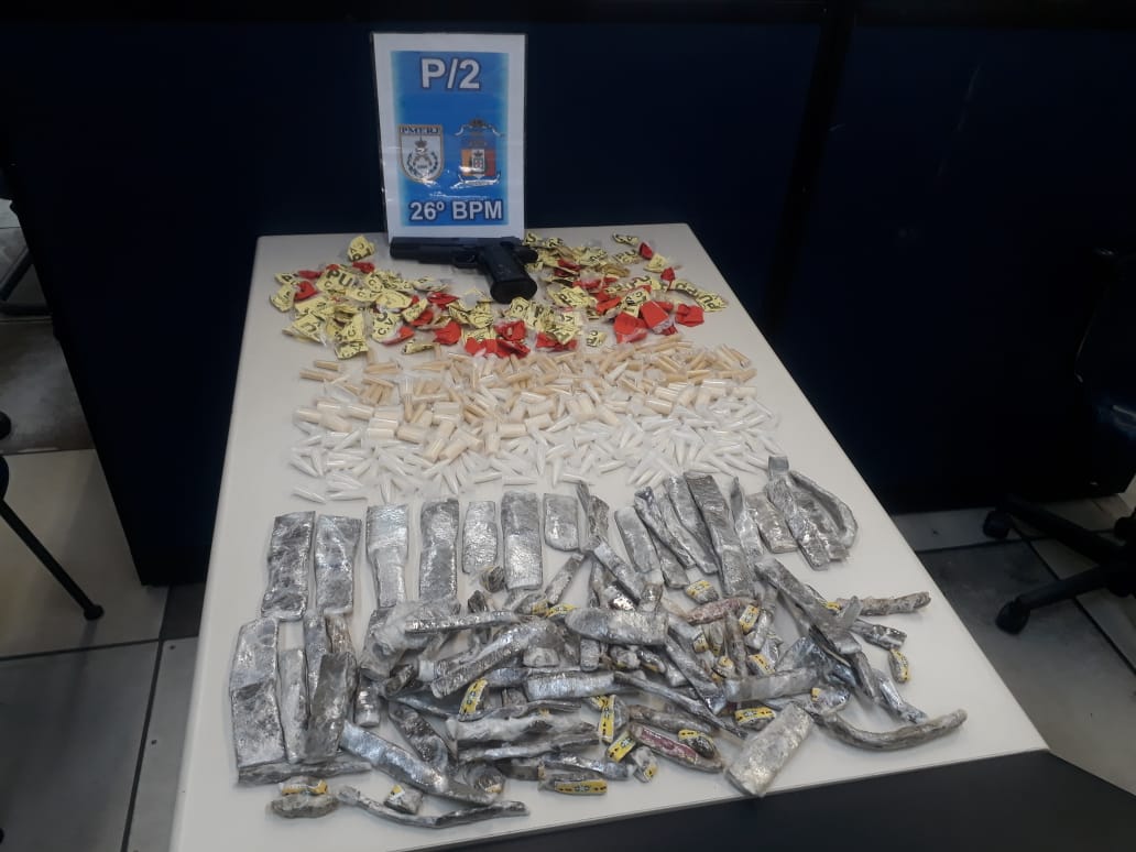 Polícia Militar apreende crack, maconha e simulacro de pistola no Quitandinha