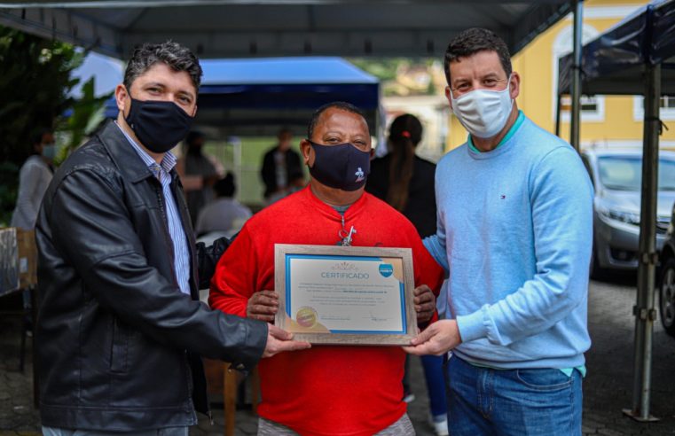 Covid-19: prefeito Hingo Hammes e secretário de Saúde Aloisio Barbosa entregam placa simbólica ao vacinado número 100 mil