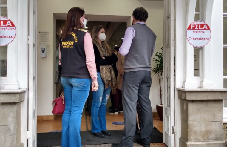 Procon Petrópolis faz ação para fiscalizar acessibilidade nos bancos