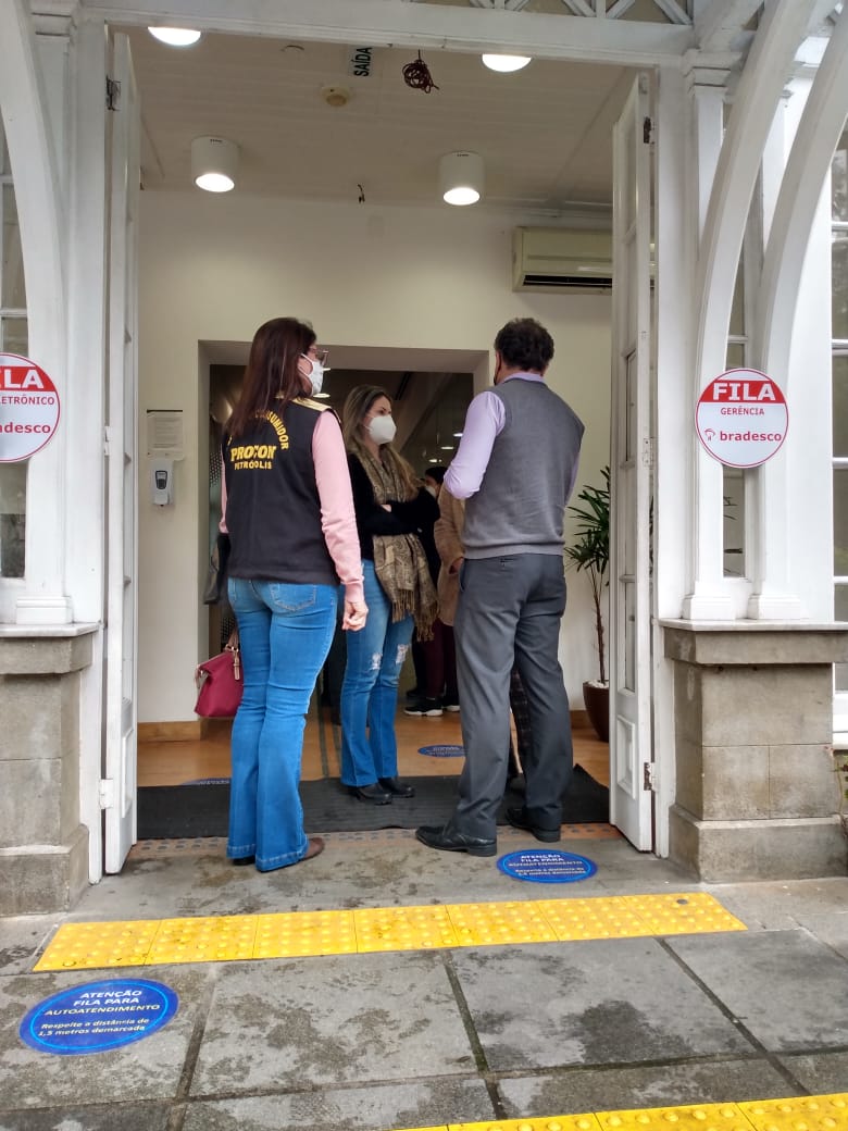 Procon Petrópolis faz ação para fiscalizar acessibilidade nos bancos