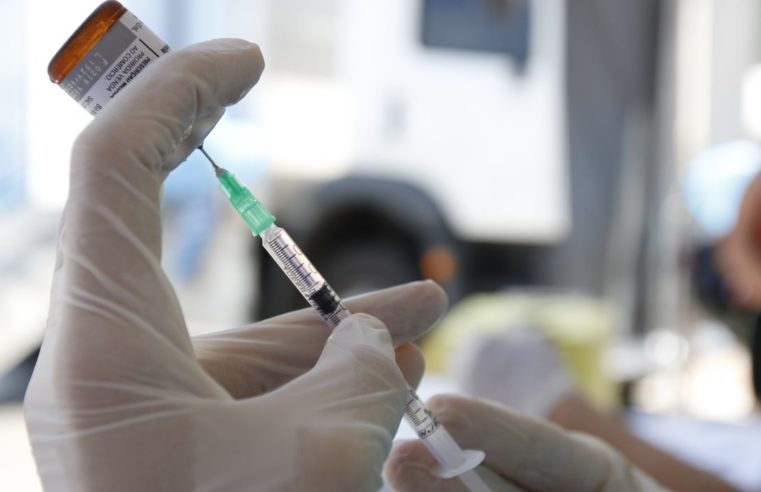 Covid-19: maioria dos municípios vacinou pessoas entre 50 e 55 anos nesta semana