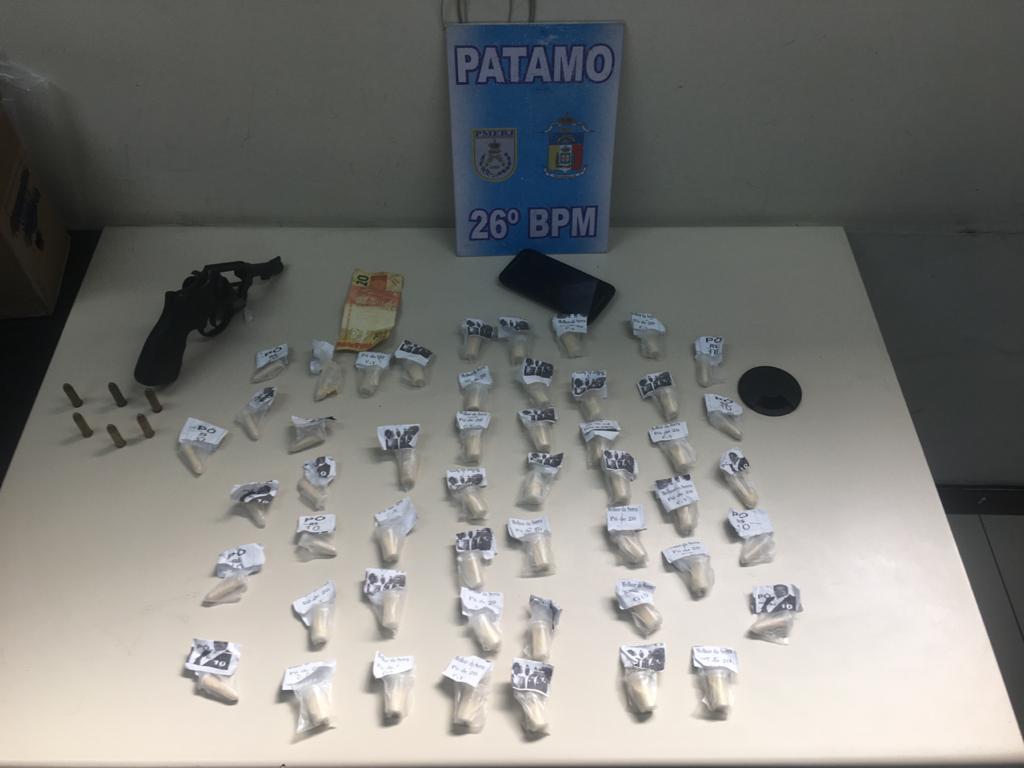 Polícia Militar apreende drogas e arma na Vila Rica