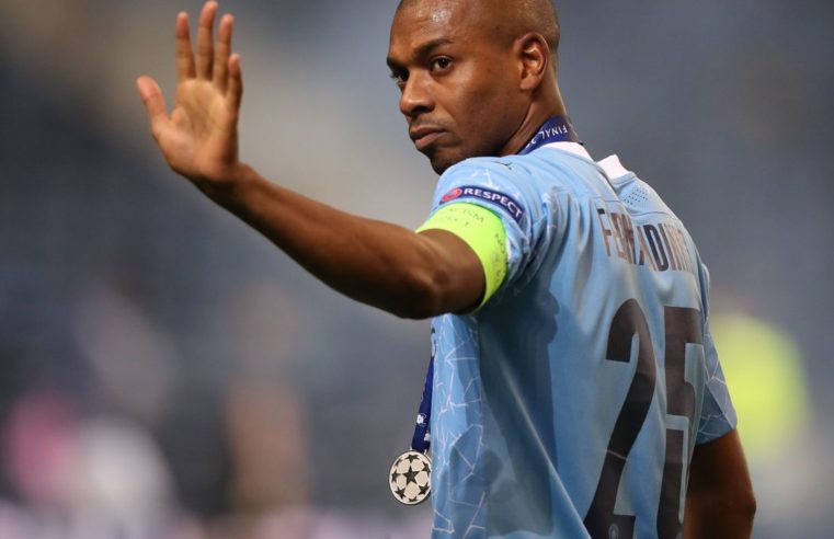 Fernandinho renova contrato com Manchester City por mais um ano
