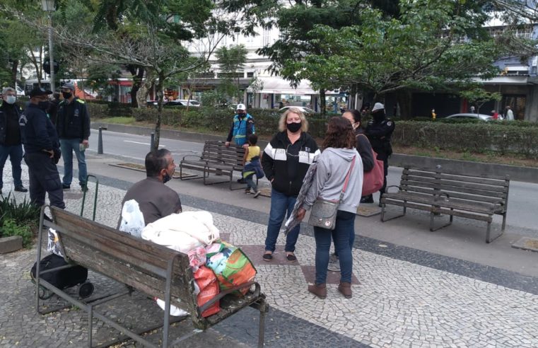 Posturas e conselho tutelar realizam ação para fiscalizar comércio ambulante com a presença de crianças