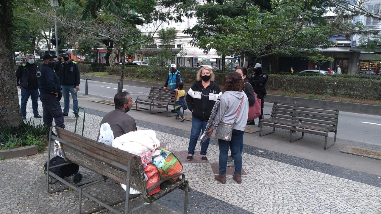 Posturas e conselho tutelar realizam ação para fiscalizar comércio ambulante com a presença de crianças