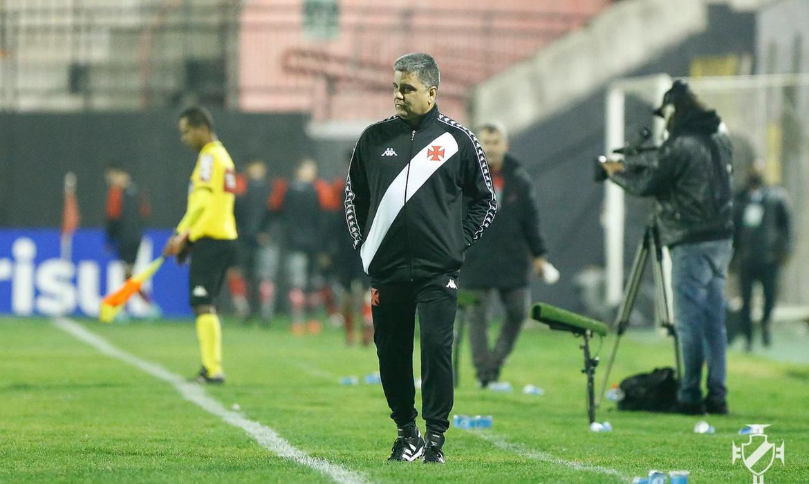Vasco quer embalar na Série B contra o Avaí nesta quarta