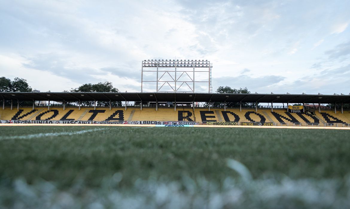 Botafogo recebe Vitória em busca de recuperação na Série B