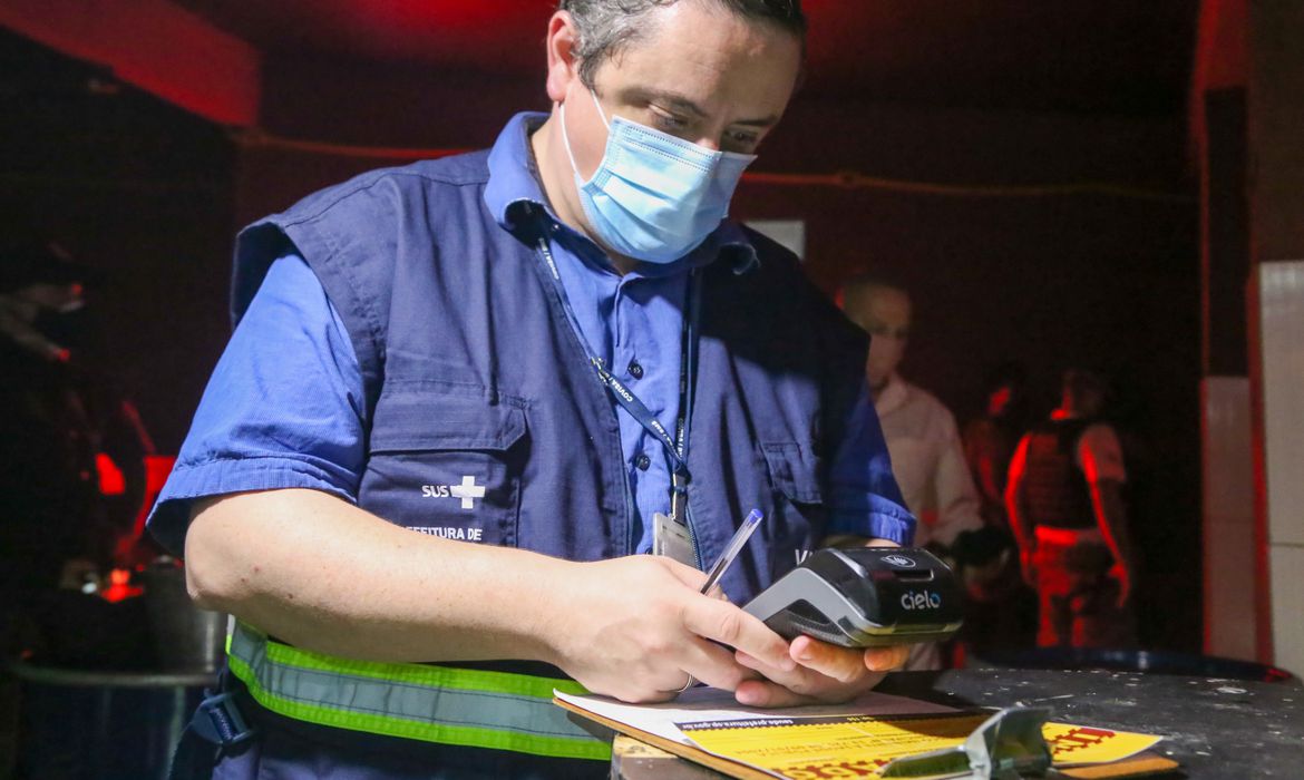 Vigilância encerra duas festas clandestinas em São Paulo