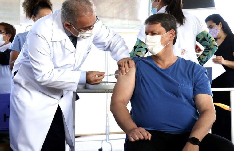 No DF, Queiroga aplica vacina em Tarcísio de Freitas e André Mendonça