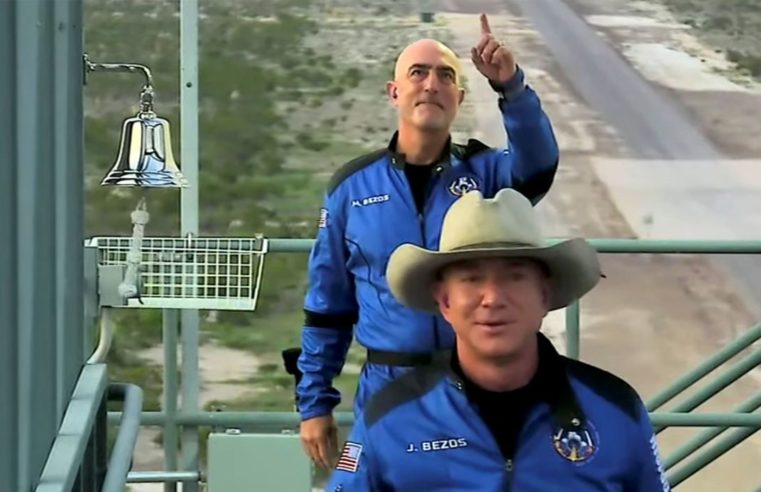 Jeff Bezos, homem mais rico do mundo, decola em viagem espacial