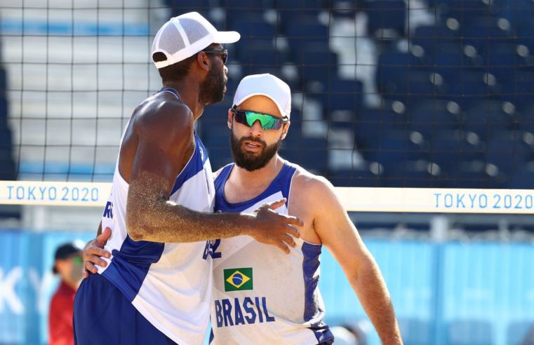 Olimpíada: Evandro e Bruno Schmidt seguem invictos no vôlei de praia