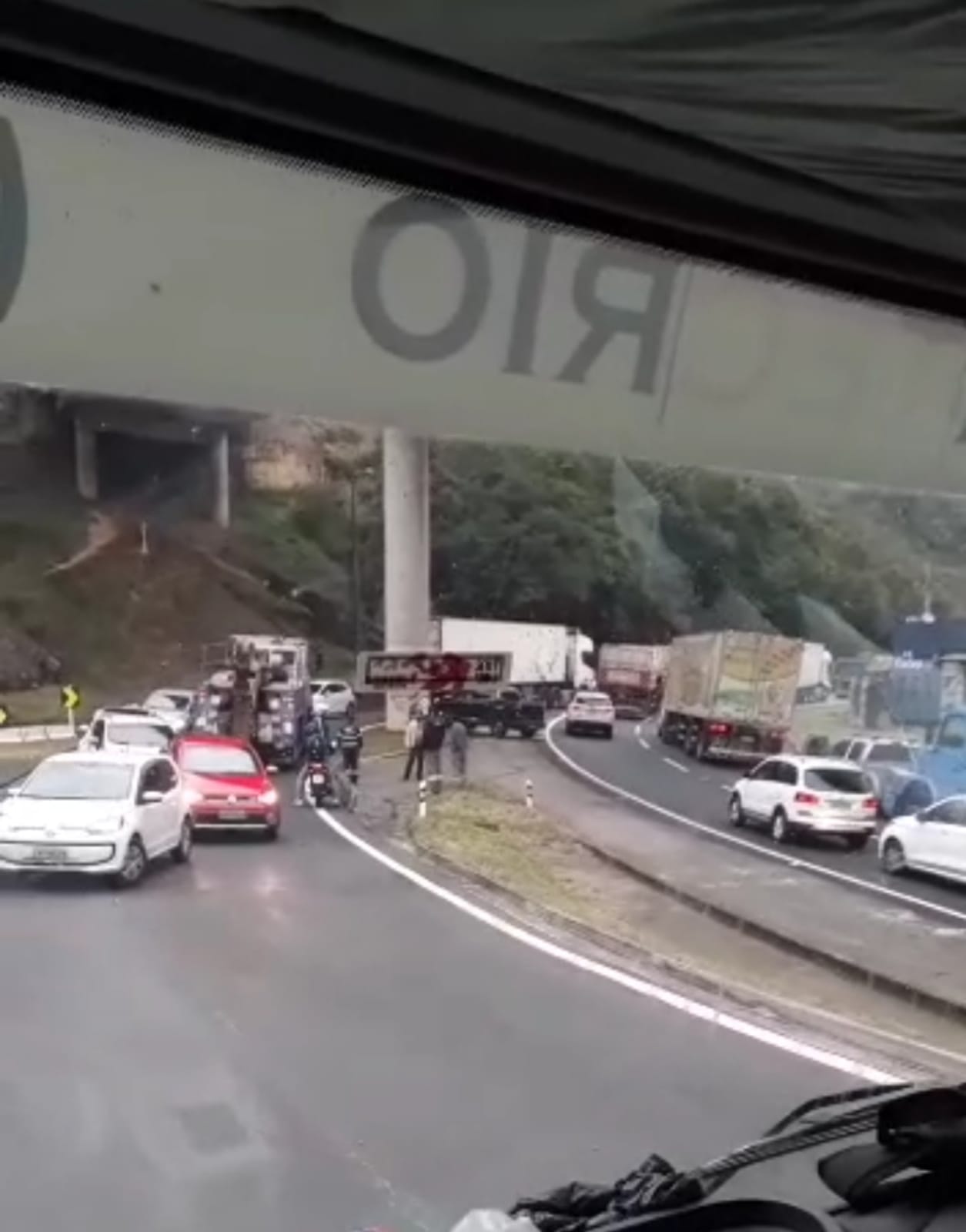 Descida da serra é liberada após ficar cinco horas interditada em decorrência de acidente